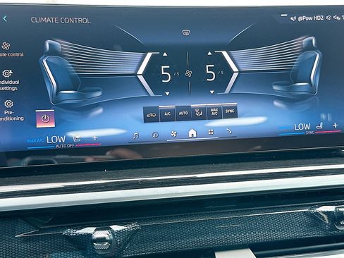 Used 2025 BMW X7 xDrive40i w/ M Sport Package AWD/4WD image 16