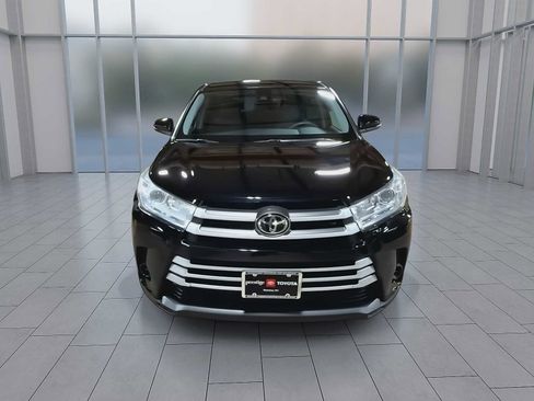 Used 2019 Toyota Highlander LE AWD/4WD image 3