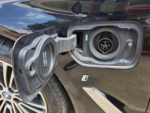 Used 2018 BMW 530e w/ Premium Package 2 image 14