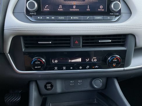 Used 2025 Nissan Rogue SV FWD image 23