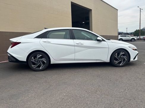 Certified 2024 Hyundai Elantra Limited FWD image 3