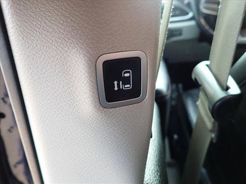 Used 2019 Chrysler Pacifica Touring-L image 10