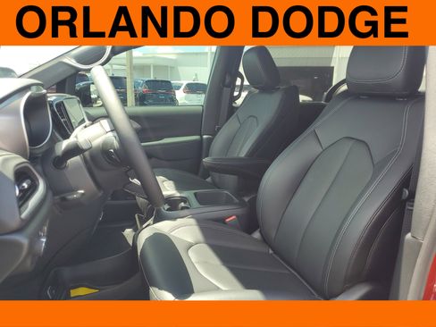 New 2026 Chrysler Pacifica Select image 11