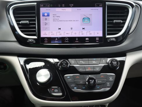 Used 2023 Chrysler Pacifica Touring-L FWD image 19