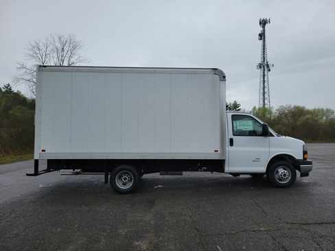 New 2025 GMC Savana 4500 w/ Power Convenience Package RWD image 8