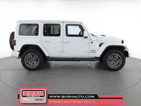 Used 2022 Jeep Wrangler Unlimited Sahara AWD/4WD image 8