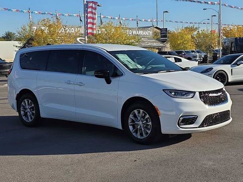 New 2026 Chrysler Pacifica Select image 3