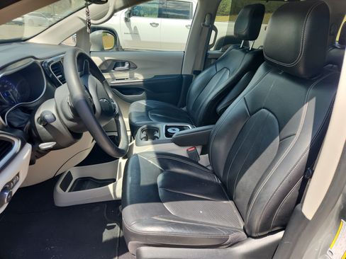 Used 2022 Chrysler Pacifica Touring-L FWD image 14