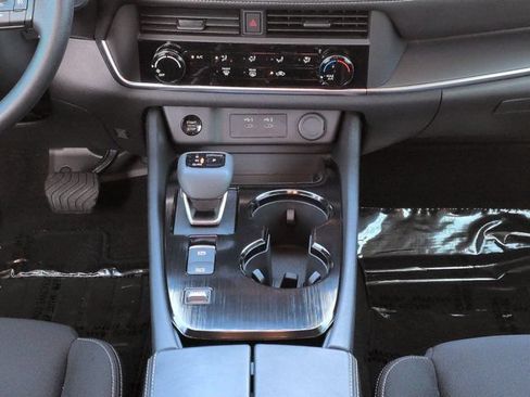 Used 2025 Nissan Rogue S FWD image 18