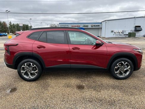 Used 2024 Chevrolet Trax LT w/ Sunroof Package image 4