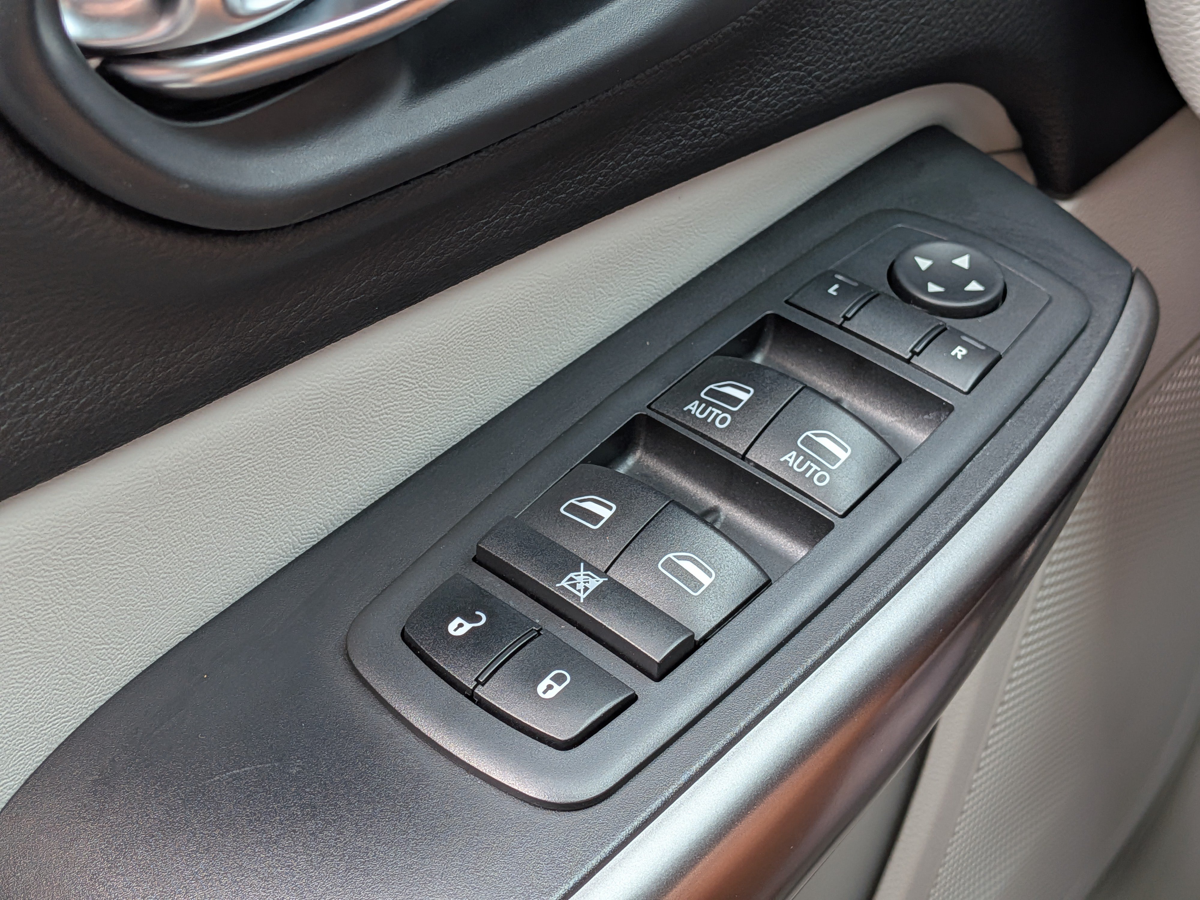 Used 2020 Jeep Cherokee Limited FWD image 22