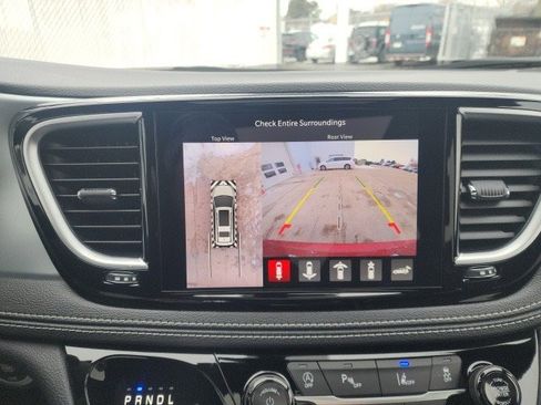 New 2026 Chrysler Pacifica Limited image 5