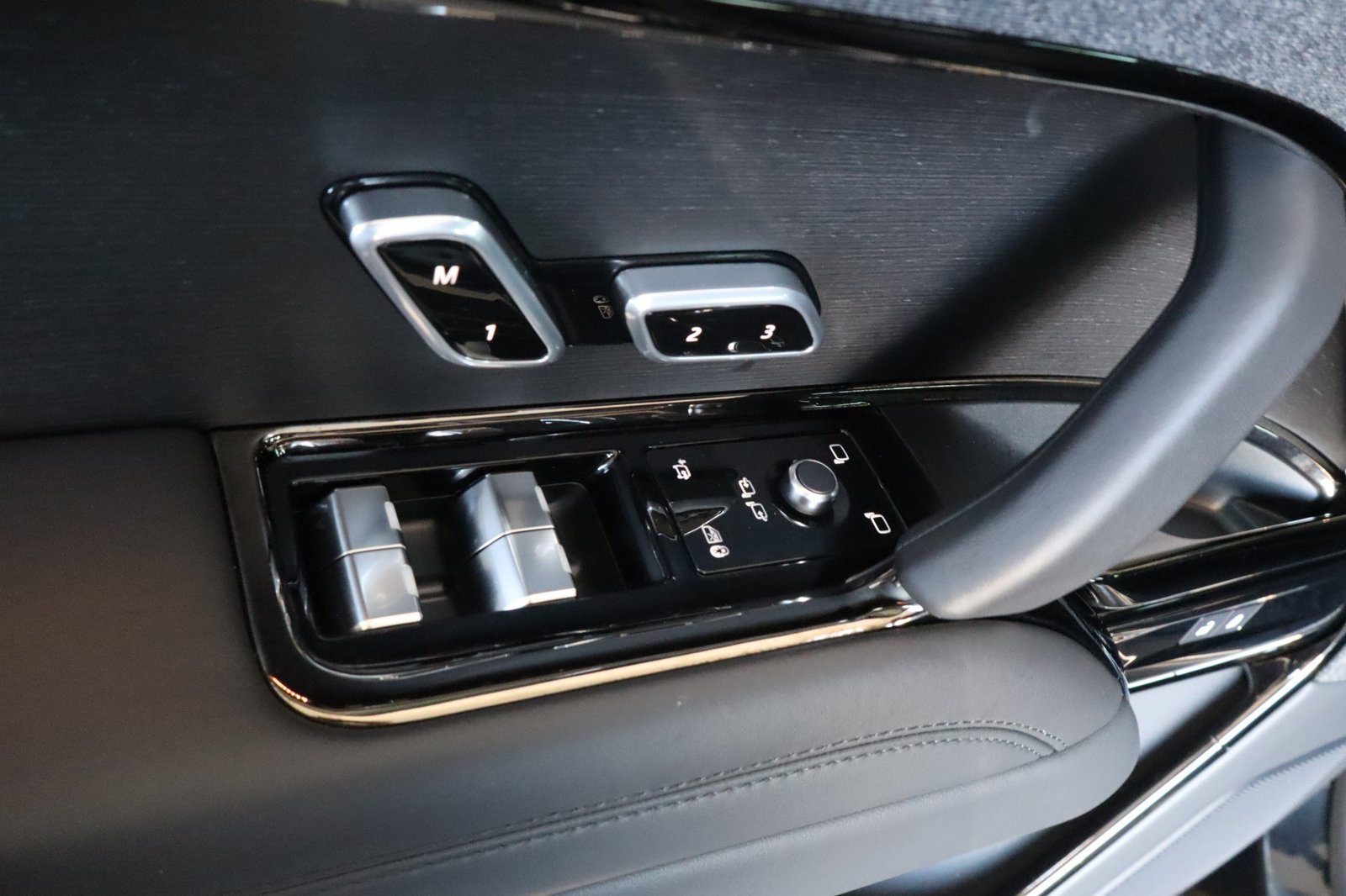 Used 2025 Land Rover Range Rover Sport SE AWD/4WD image 19