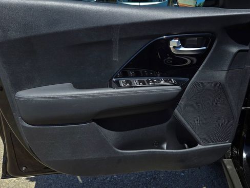 Used 2019 Kia Niro EX FWD image 11
