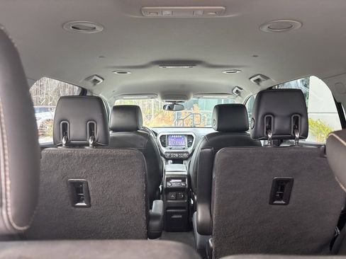 Used 2019 GMC Acadia SLT image 17