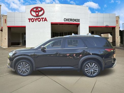 Used 2025 Nissan Pathfinder SL w/ SL Premium Package FWD image 8