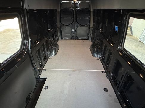 Used 2023 Mercedes-Benz Sprinter 2500 image 28