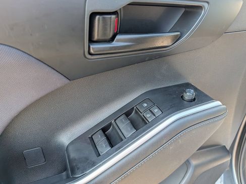 Used 2023 Toyota Highlander LE FWD image 25