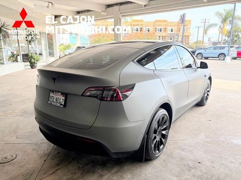 Used 2022 Tesla Model Y Long Range AWD/4WD image 3