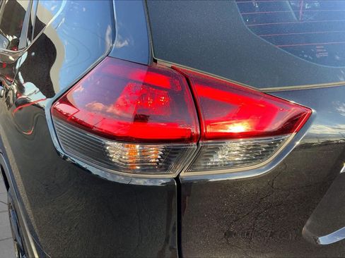 Used 2020 Nissan Rogue S FWD image 29