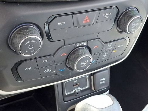 Used 2020 Jeep Renegade Latitude w/ Popular Equipment Group FWD image 15