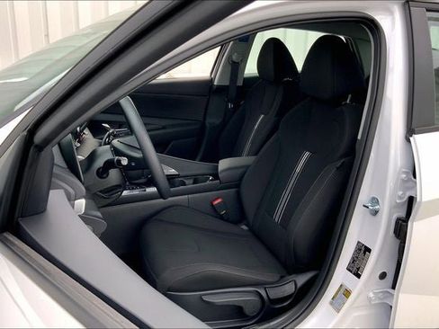 Used 2025 Hyundai Elantra Hybrid FWD image 11