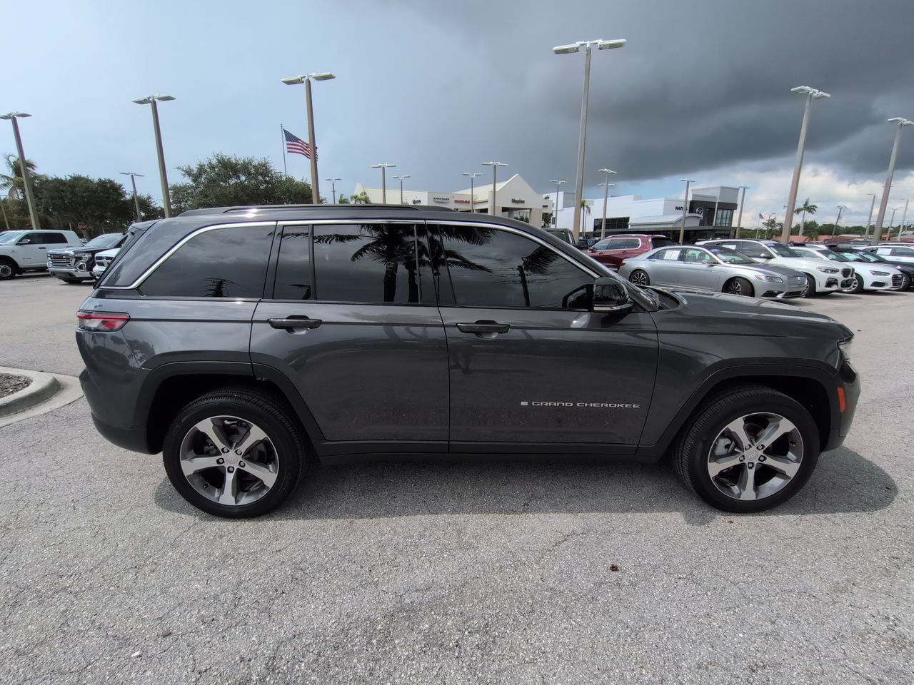 Used 2025 Jeep Grand Cherokee Limited AWD/4WD image 4