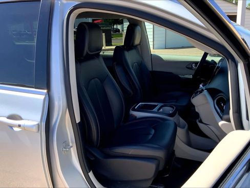 Used 2024 Chrysler Pacifica Touring-L FWD image 9