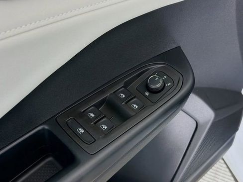 New 2026 Volkswagen Taos SE image 18