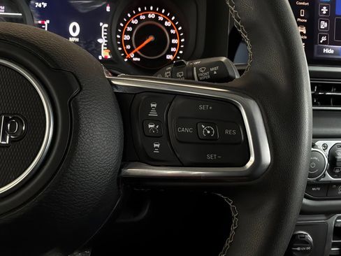 Used 2025 Jeep Wrangler Unlimited Sahara AWD/4WD image 34