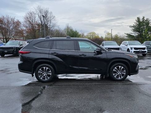 Used 2021 Toyota Highlander XLE AWD/4WD image 9