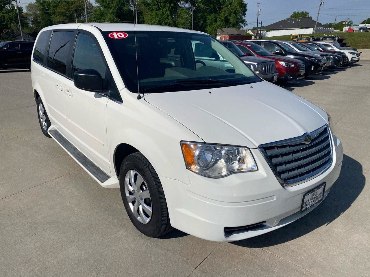 Used 2010 Chrysler Town & Country LX w/ PWR Convenience Group FWD image 4