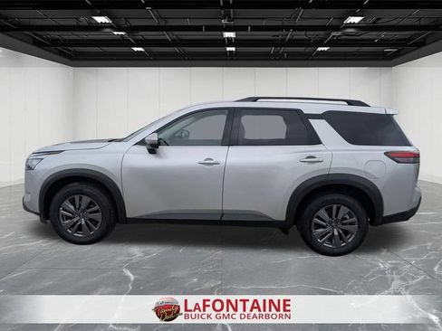 Used 2025 Nissan Pathfinder SV FWD image 5