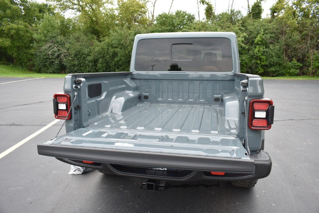 New 2026 Jeep Gladiator Rubicon w/ Steel Power Dome Hood Package AWD/4WD image 31