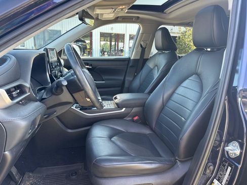 Used 2020 Toyota Highlander XLE AWD/4WD image 6