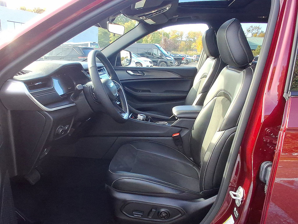 Used 2025 Jeep Grand Cherokee Altitude AWD/4WD image 17