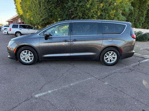 Used 2023 Chrysler Voyager LX image 5