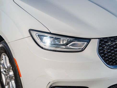 Used 2024 Chrysler Pacifica Touring-L image 10