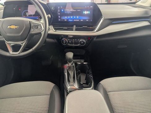 Used 2025 Chevrolet Trax LT w/ LT Convenience Package FWD image 23