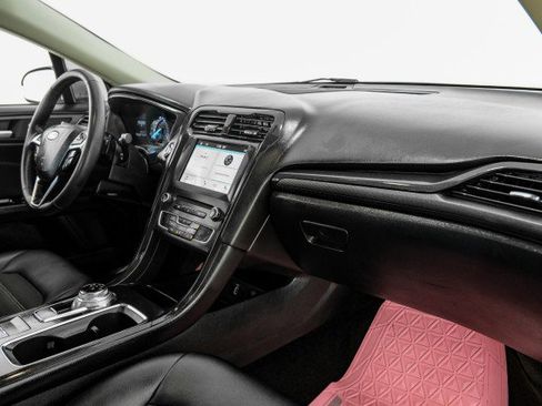 Used 2018 Ford Fusion SE w/ Equipment Group 201A FWD image 9