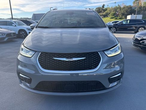Used 2023 Chrysler Pacifica Pinnacle image 2