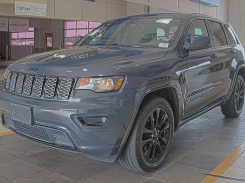 Used 2017 Jeep Grand Cherokee Altitude AWD/4WD image 1