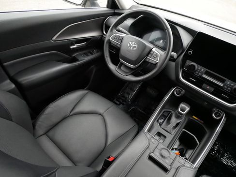 Used 2024 Toyota Grand Highlander XLE image 9