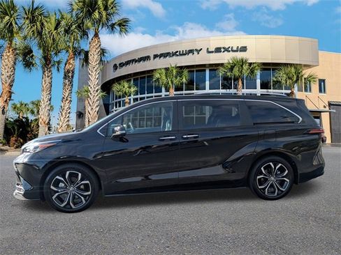 Used 2025 Toyota Sienna Platinum image 8