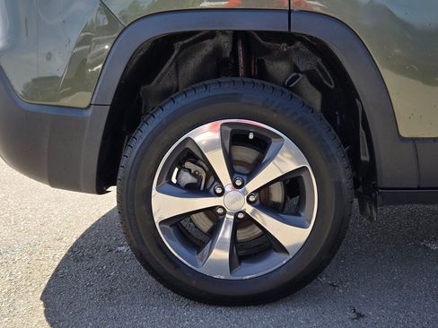 Used 2019 Jeep Cherokee Limited w/ Luxury Group AWD/4WD image 17
