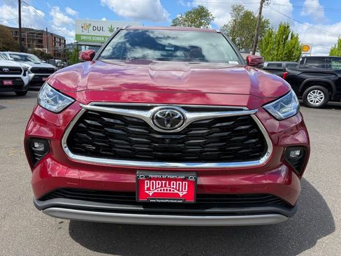 New 2026 Toyota Highlander Platinum image 3