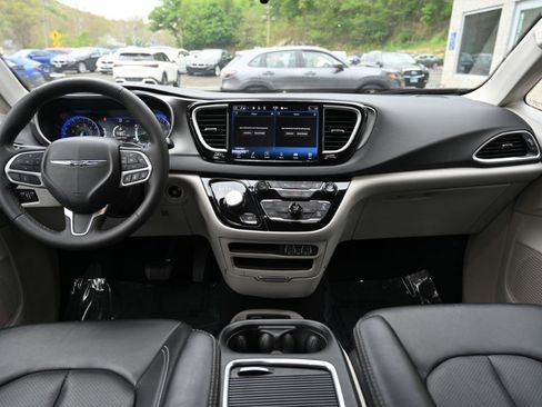 Used 2024 Chrysler Pacifica Touring-L FWD image 11