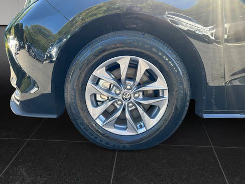 Used 2026 Toyota Sienna XLE FWD image 9