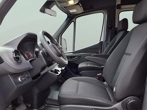 Used 2024 Mercedes-Benz Sprinter 2500 image 13