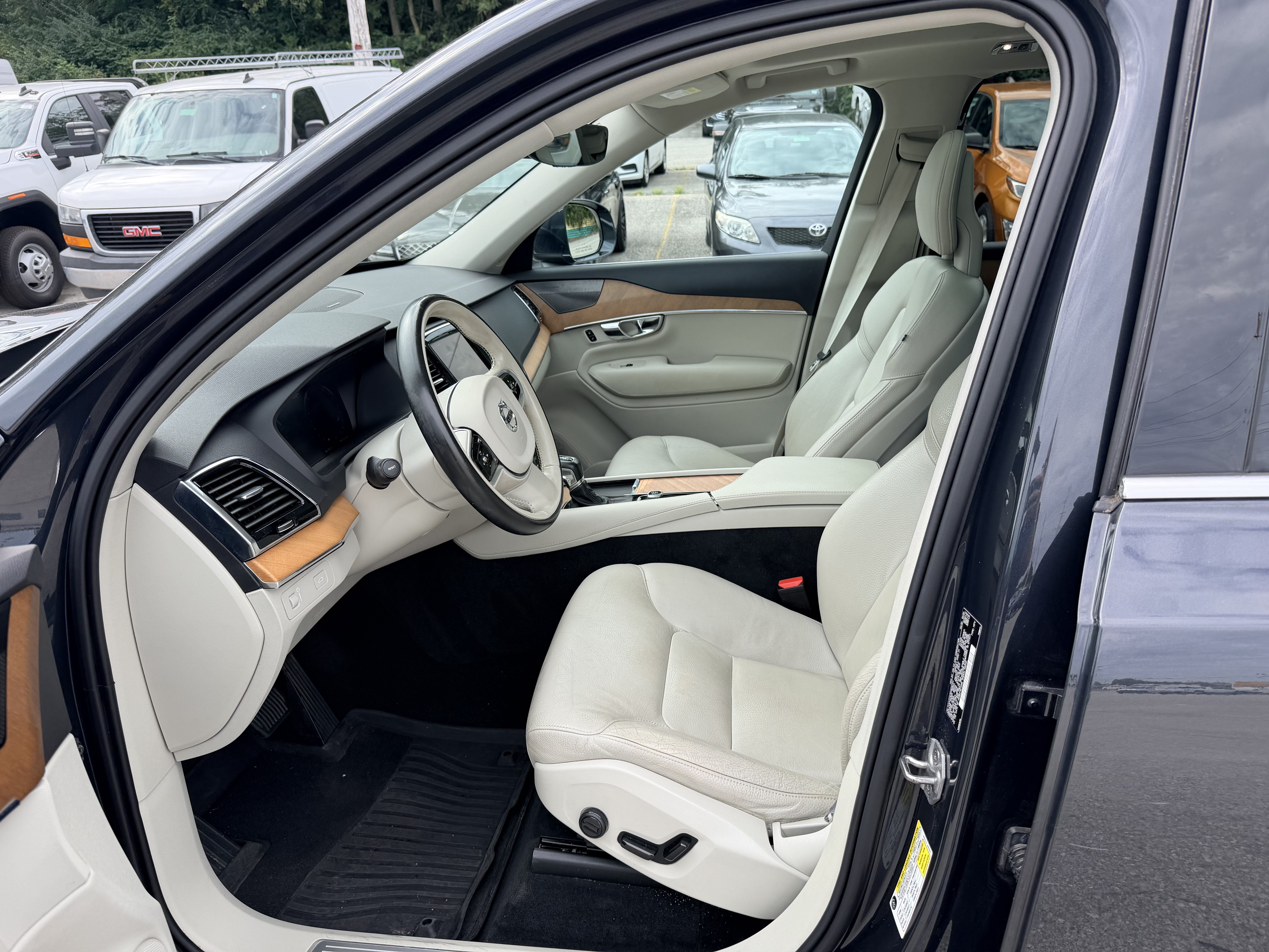 Used 2021 Volvo XC90 T6 Momentum w/ Advanced Package AWD/4WD image 9